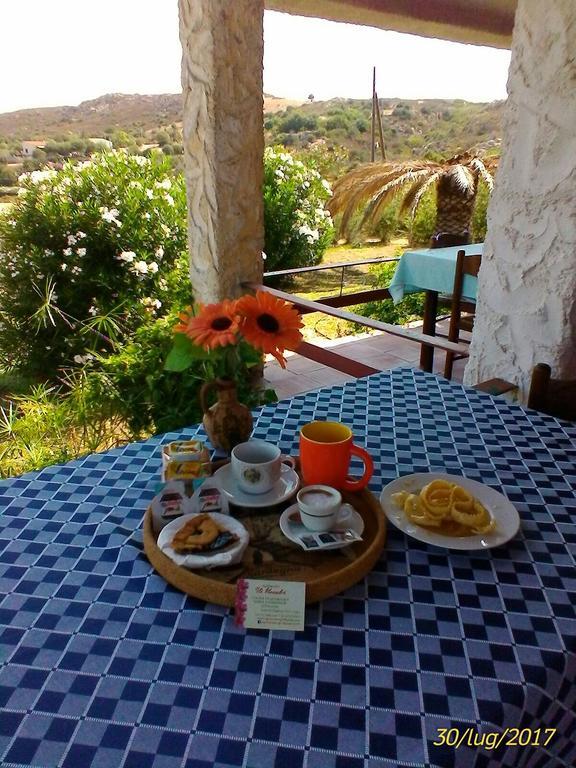 Farm Stay Gli Oleandri Loiri Porto San Paolo Kültér fotó